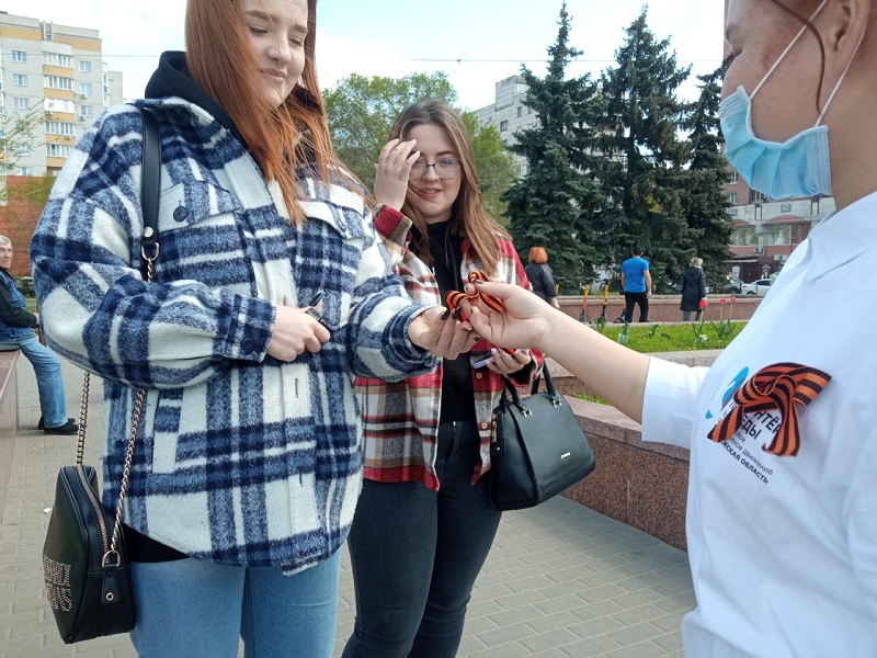 В Коминтерновском районе Воронежа раздали более 3 тыс. георгиевских ленточек 