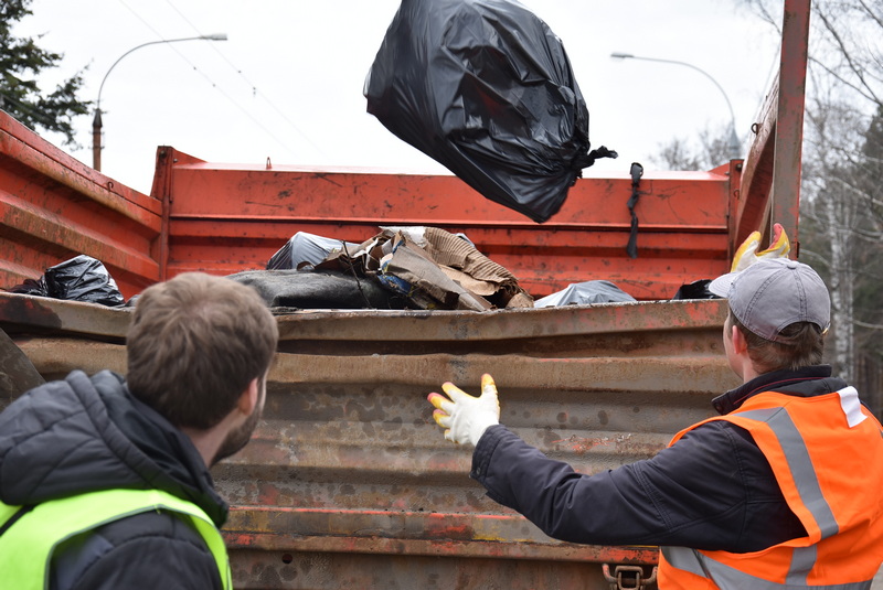 В Железнодорожном районе Воронежа состоялся очередной субботник
