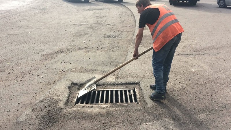 В Центральном районе Воронежа усилена работа по очистке ливневой канализации
