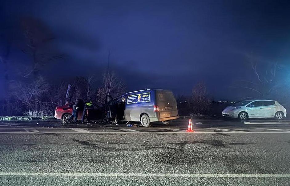 Один водитель погиб, другой пострадал в лобовом ДТП иномарки с микроавтобусом под Воронежем