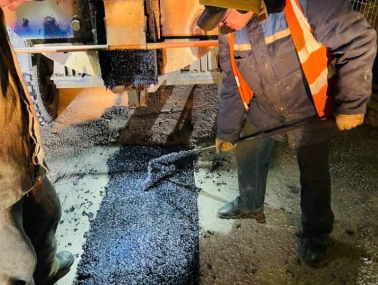 Продолжаются работы по устранению дефектов дорожного полотна