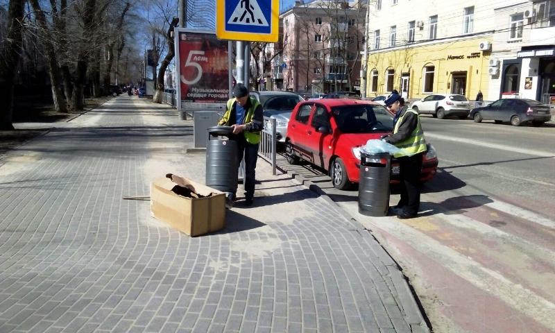 Для удобства горожан: в Ленинском районе Воронежа устанавливают новые антивандальные урны