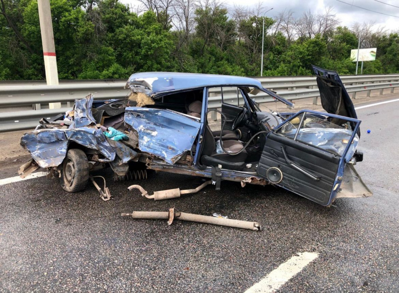 В Воронежской области «шестерку» смяло в ДТП с тягачом