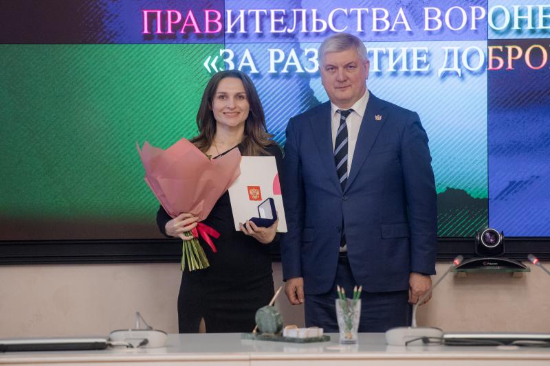 Губернатор Александр Гусев вручил 26 воронежцам памятные медали Всемирного фестиваля молодежи