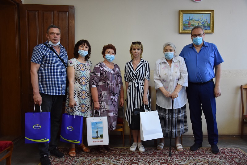 В Железнодорожном районе детей-сирот поздравили с окончанием школы