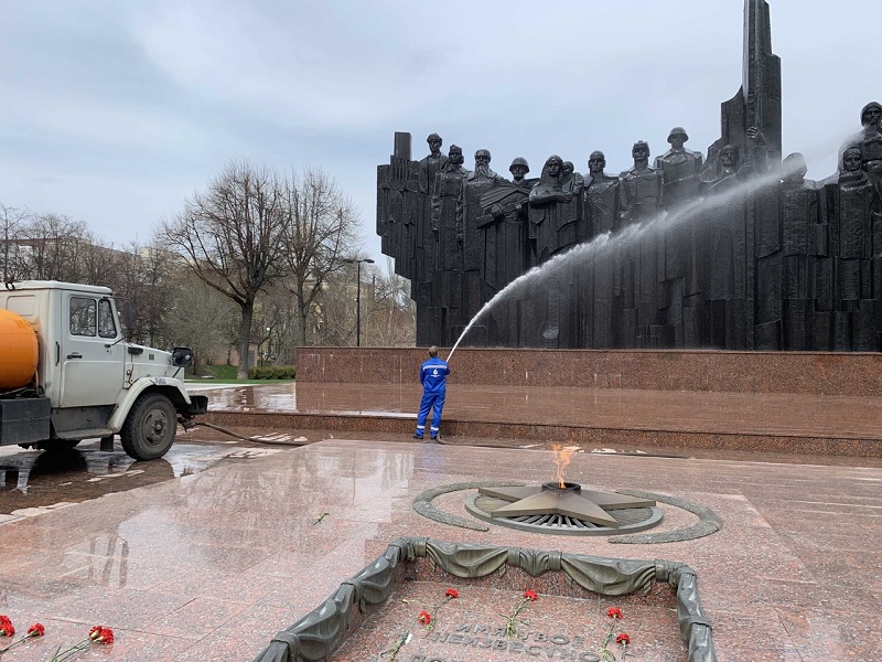 В Центральном районе продолжается влажная уборка памятников 