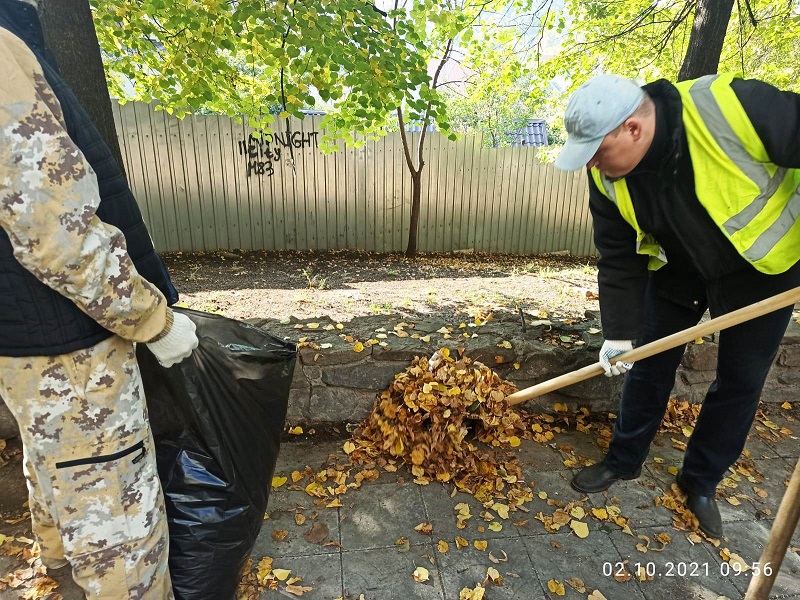 В Ленинском районе состоялся первый осенний субботник