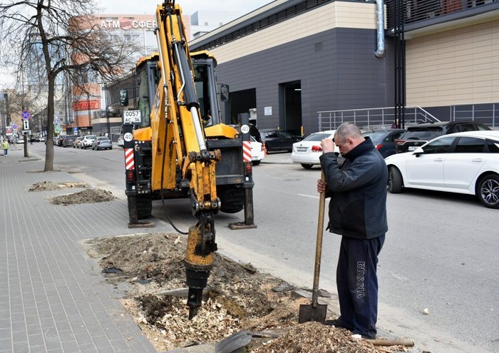 В Ленинском районе Воронежа старые пни удаляют специальным буровым оборудованием