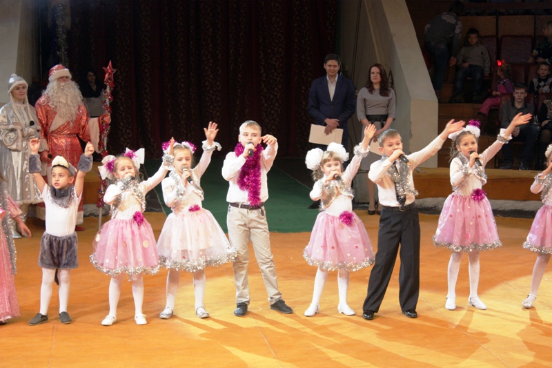 В Ленинском районе Воронежа состоялось открытие ёлки