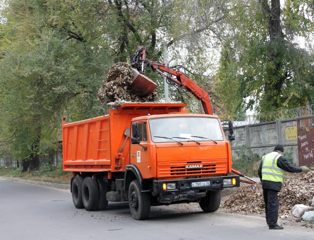 В Ленинском районе Воронежа прошел очередной субботник