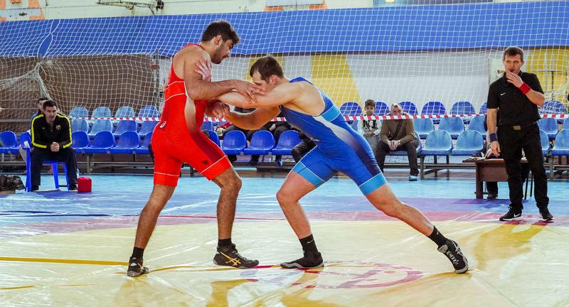 Сильнейшего российского борца-тяжеловеса определили в Воронеже