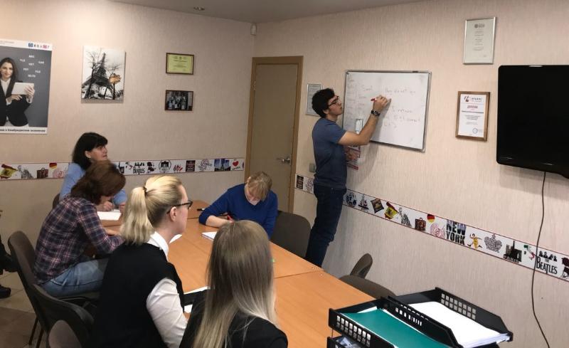 Вручили сертификаты: в Центральном районе Воронежа жители бесплатно учат английский язык