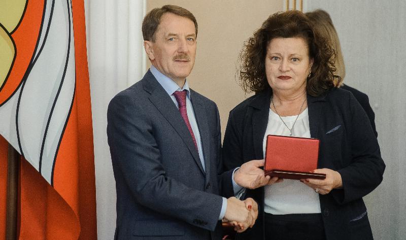 Из рук Алексея Гордеева: главный стоматолог Ленинского района Воронежа стала Заслуженным работником здравоохранения РФ