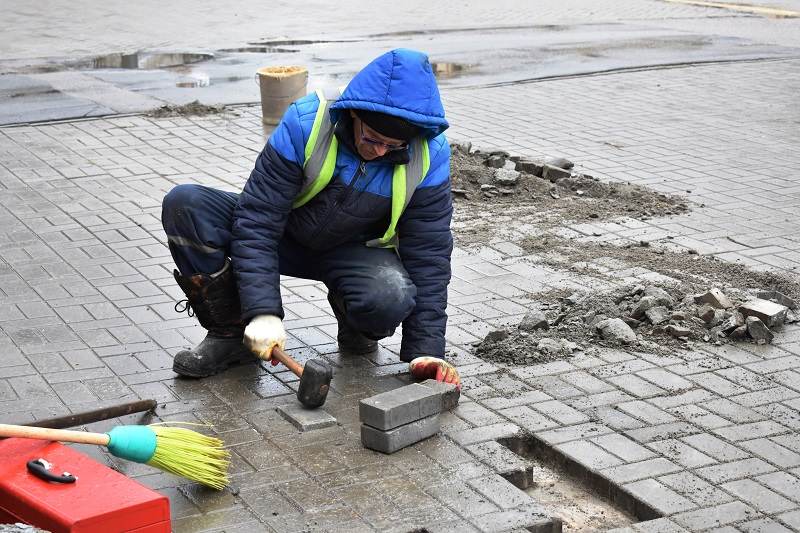В Ленинском районе продолжается ремонт тротуаров