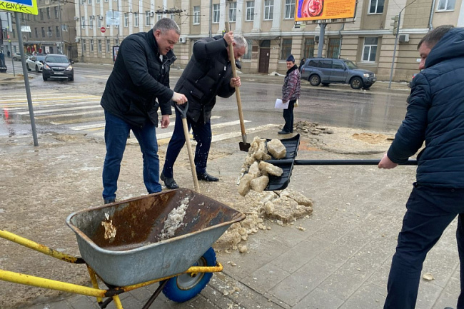 В субботнике по борьбе с гололедом приняли участие депутаты гордумы Воронежа