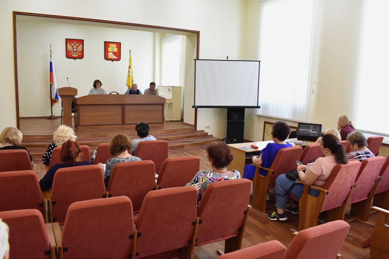 В Ленинском районе возобновил очную работу клуб ЖКХ