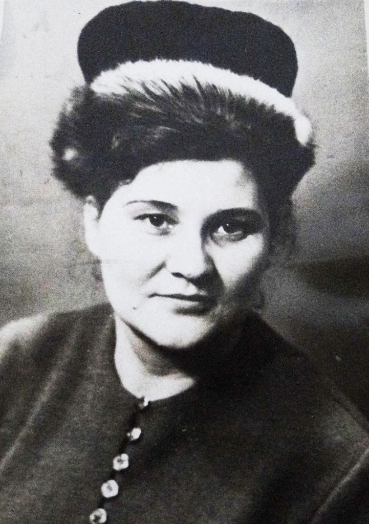 Мажарова в молодости горком.jpg Мажарова в молодости горком.jpg