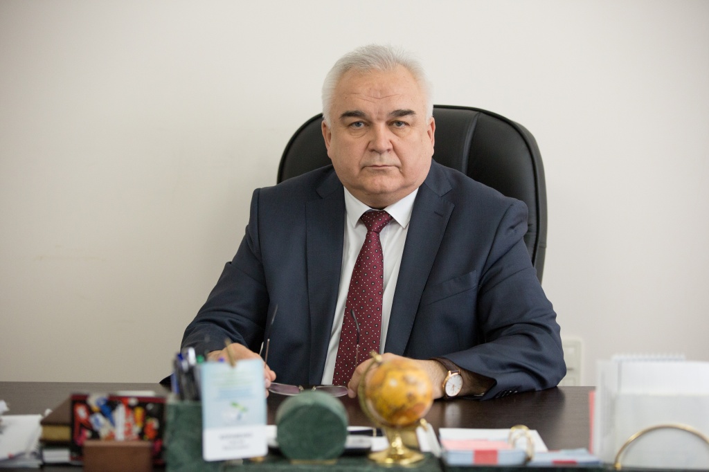 сергей корниенко в кружок вниз.jpg