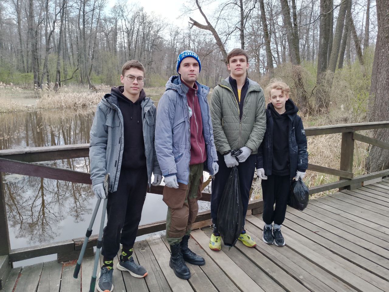 студенты и школьники на экотропе.jpg