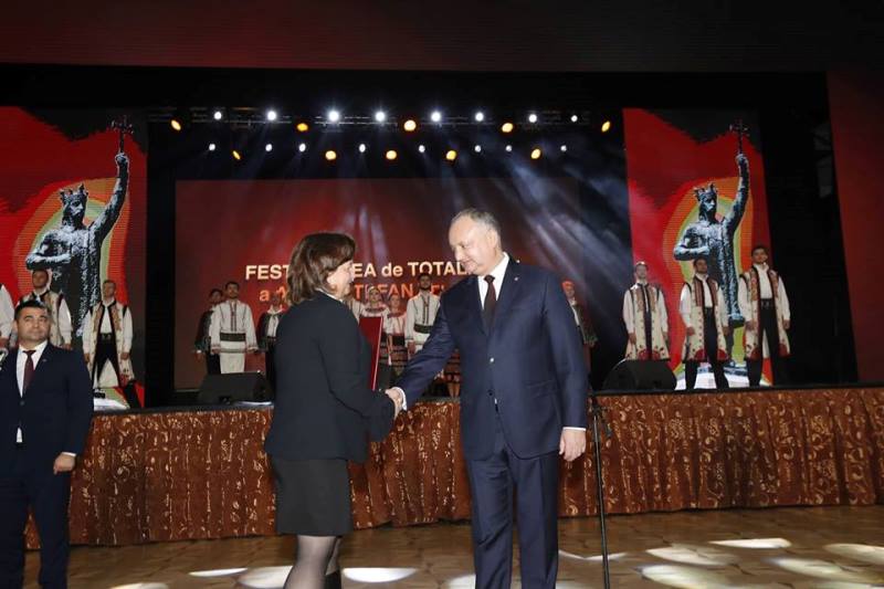 додон и каролина.jpg додон и каролина.jpg