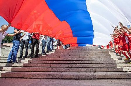 Порд флагом отечества.JPG