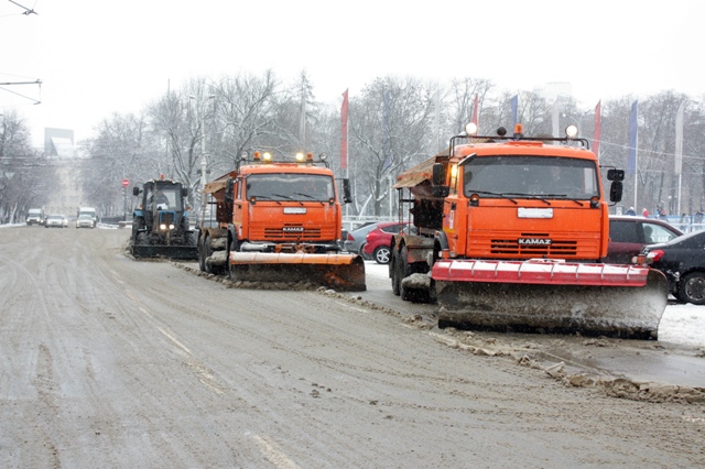 Чистит снег