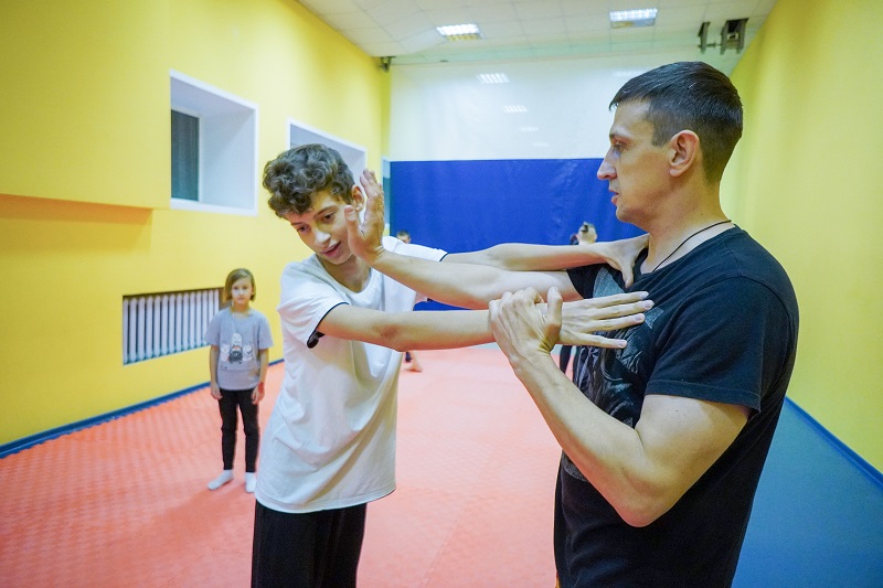 владислав карташов институт физкультуры клуб самообороны спорт занятия трениовка защита фото ермакова (23).jpg