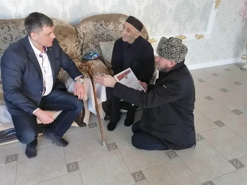 Гучигов, ветеран Юнус Абдулшаидов и Андрей Згонников.jpg Гучигов, ветеран Юнус Абдулшаидов и Андрей Згонников.jpg