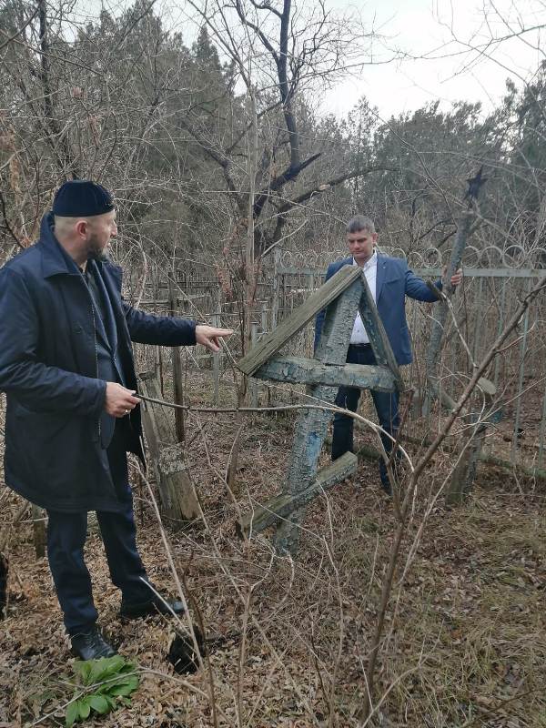 Гучигов и Згонников на восстановлении русских кладбищ.jpg Гучигов и Згонников на восстановлении русских кладбищ.jpg