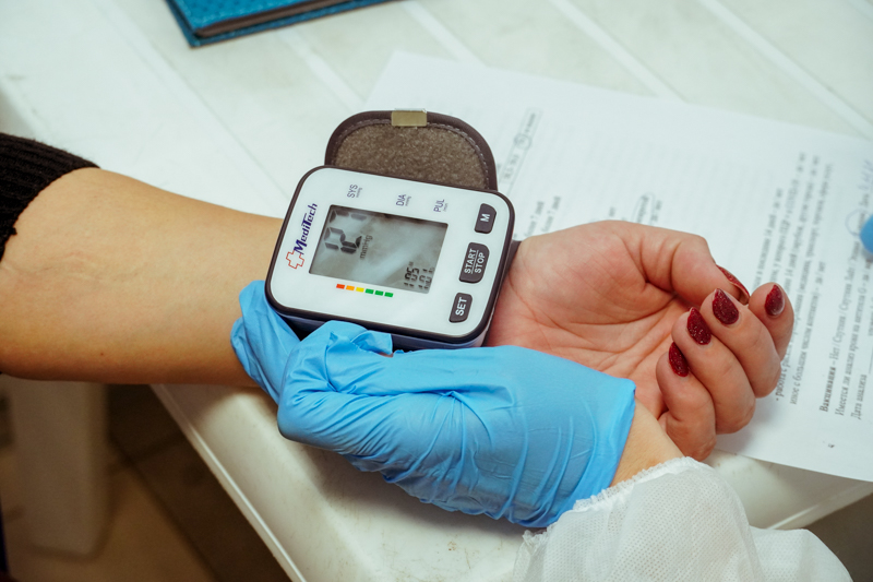 анализ осмотр врач доктоор пациент измеренеи сатурация давления  коронавирус корона ковид мед центр поликлиника фото ермакова (36).jpg