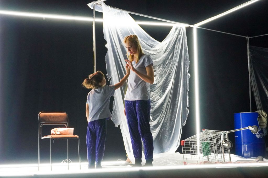 Сцена из спектакля Беги останься (1).jpg