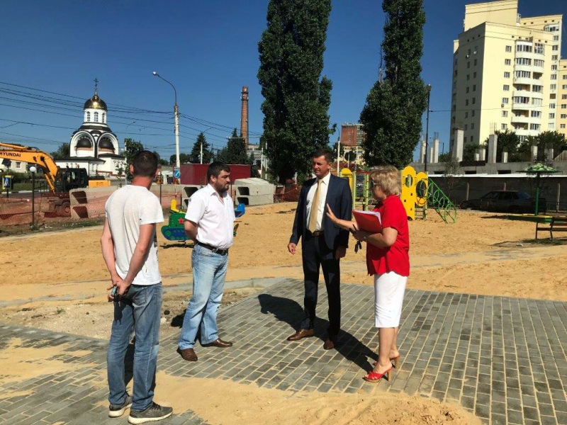 Корчевиников в сквере Каалашникова.jpg Корчевиников в сквере Каалашникова.jpg