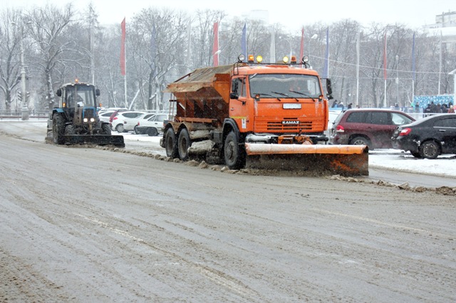 Чистит снег