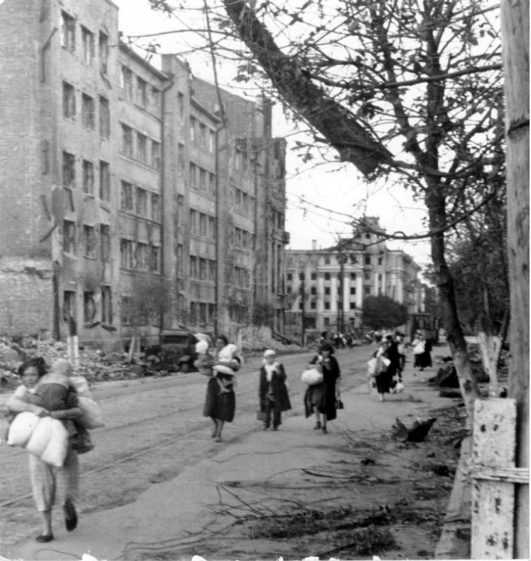 Война в Воронеже. Жителей выгоняют за город.jpg