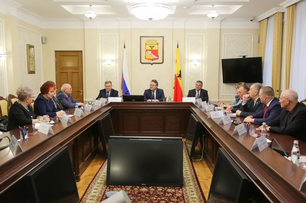 за столом.jpg за столом.jpg