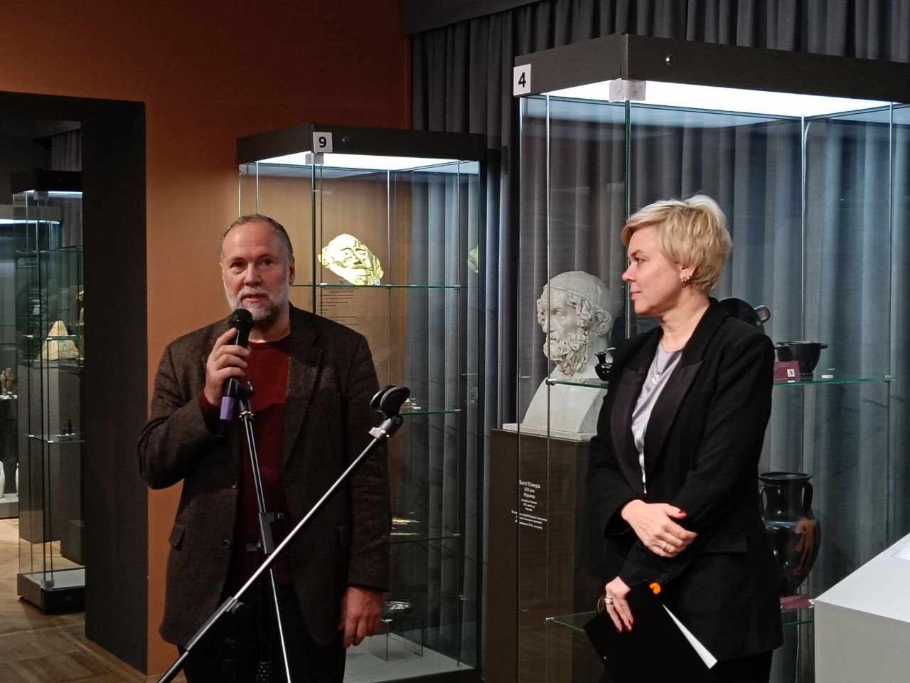 Олег Горматюк и директор музея Крамского Юлия Зайченко.jpg Олег Горматюк и директор музея Крамского Юлия Зайченко.jpg