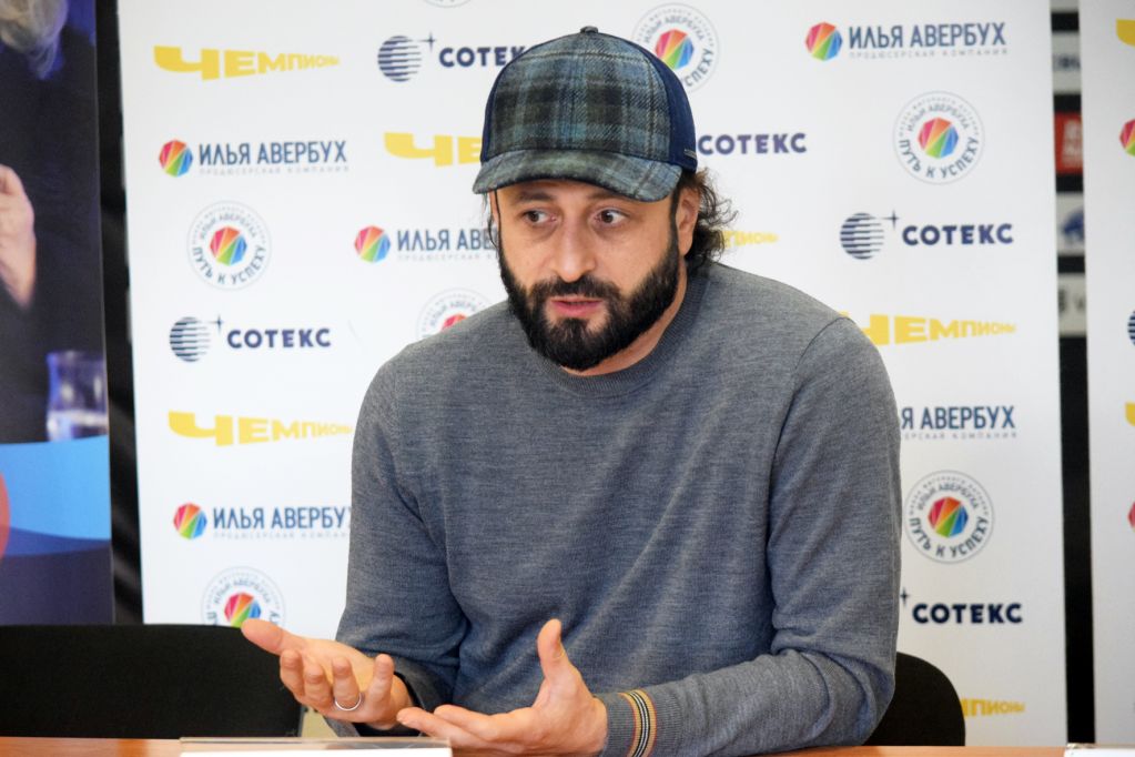 Авербух в кружок.jpg