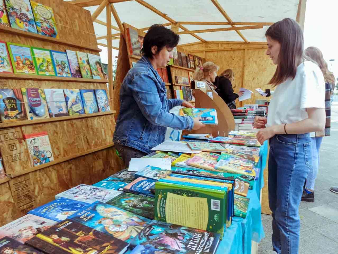 выставка продажа ярмарка книг книги платоновский фестиваль фото ермакова (7).jpg