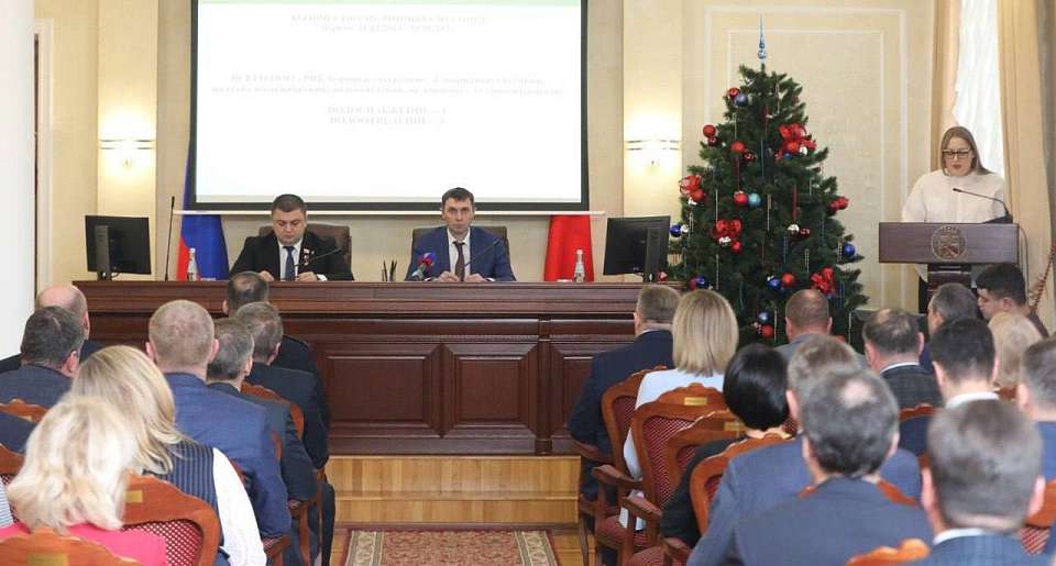 С минуты молчания в память о погибшей от удара БПЛА учительнице началась планёрка в мэрии Воронежа