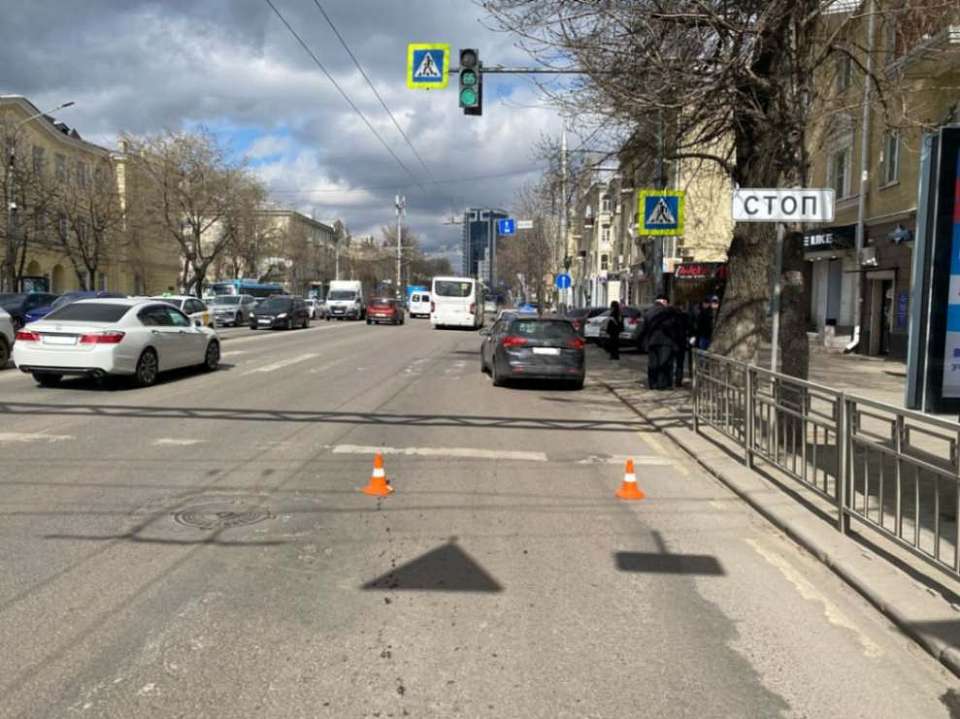 Переходившая дорогу на зеленый свет пенсионерка попала под колеса иномарки в Воронеже