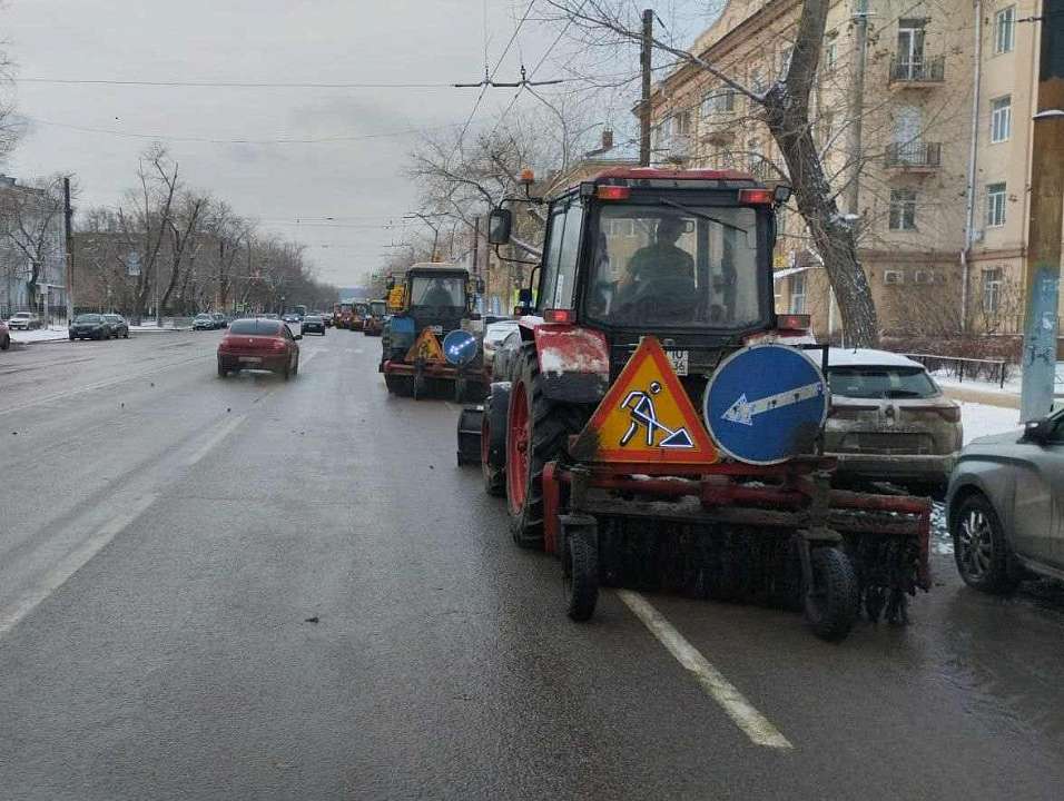 Из-за снегопада мэр Воронежа попросил автовладельцев не парковаться вдоль дорог