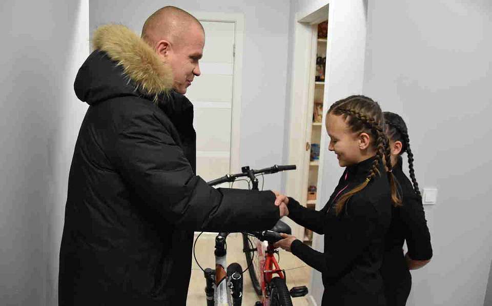 Руководитель управы Железнодорожного района исполняет новогодние мечты детей