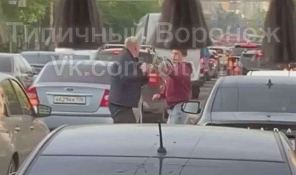 Драка водителей посреди Московского проспекта в Воронеже попала на видео