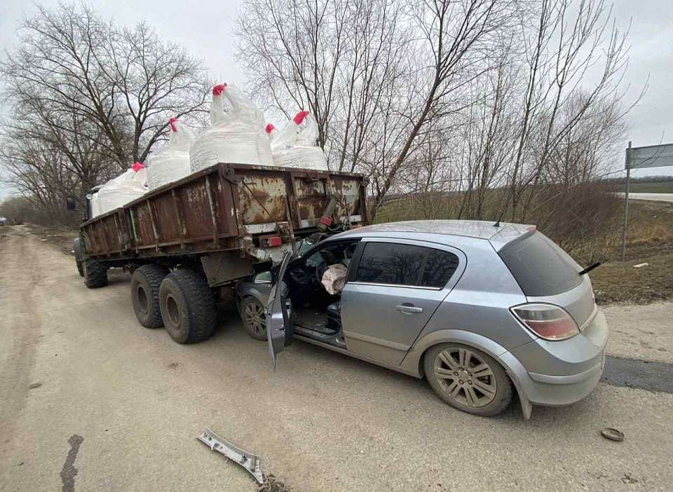 Два человека пострадали во врезавшейся в трактор легковушке на трассе Воронеж - Луганск