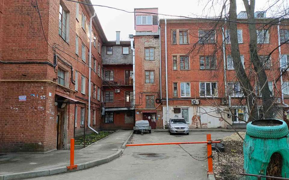 Шашлычную и душевую устроил воронежец на крыше старого многоквартирного дома