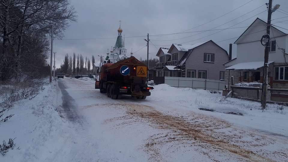 В Железнодорожном районе устраняют последствия снегопада