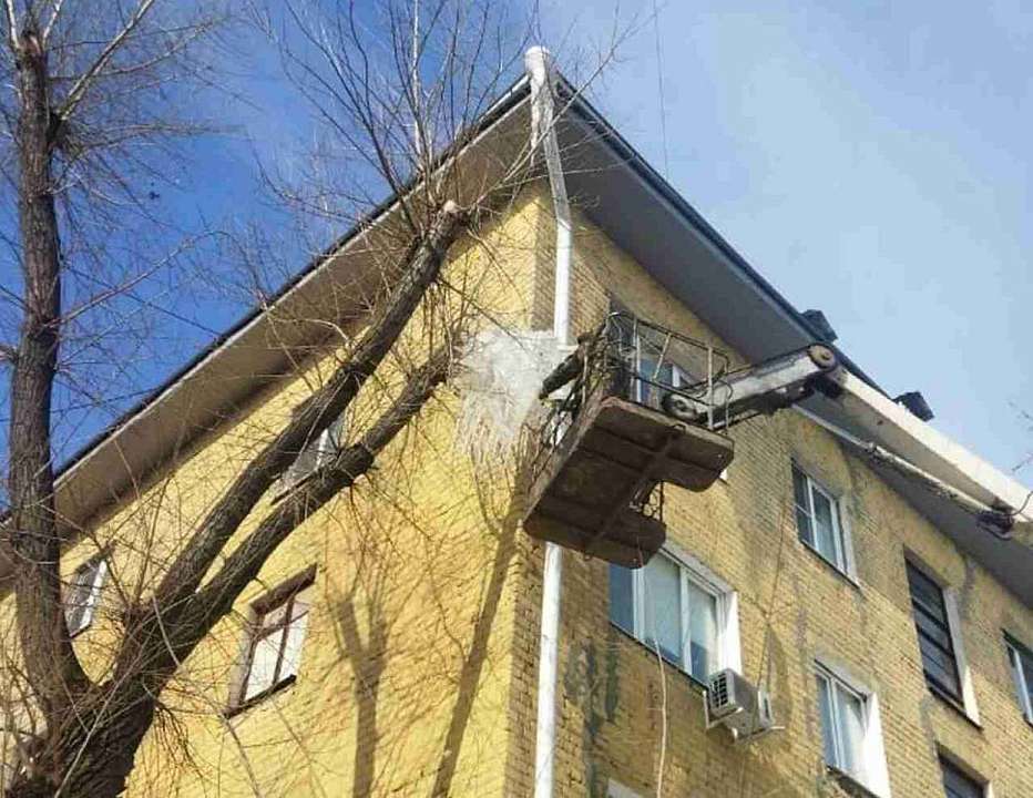 В Левобережном районе управляющие компании продолжают работы по очистке кровель от снега и наледи