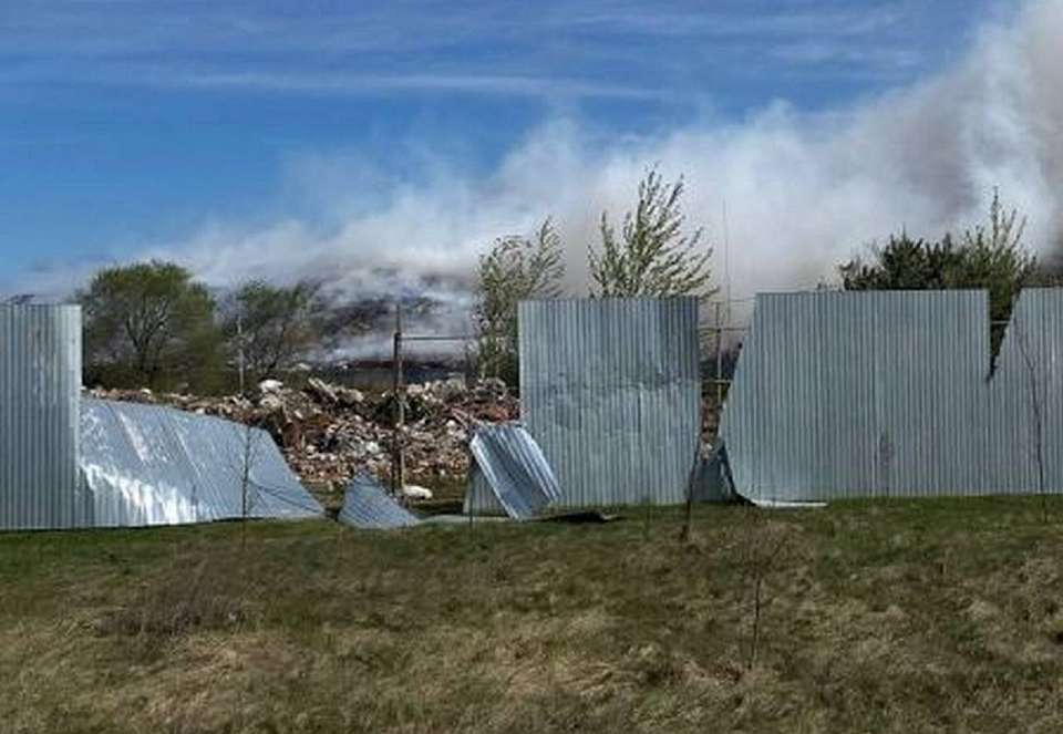 Внимание экологов привлёк пожар на мусорном полигоне под Воронежем