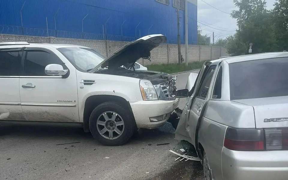 В ДТП с двумя иномарками пострадали водитель и пассажир «Лады» в Воронеже
