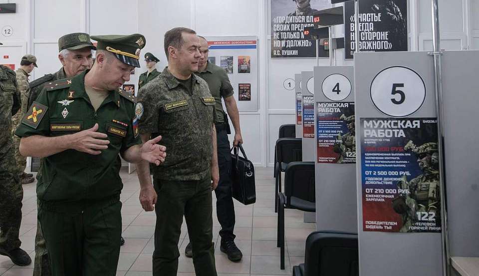 Медведев в Воронежской области обсудил вопросы доукомплектования ВС России контрактниками